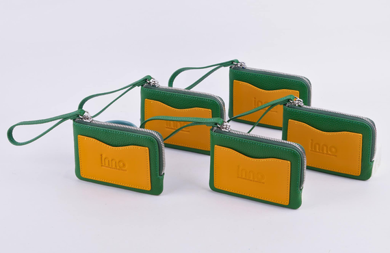 Nhiệt và lực được ép xuống sẽ tạo một hình ảnh logo
cổ điển và sang trọng