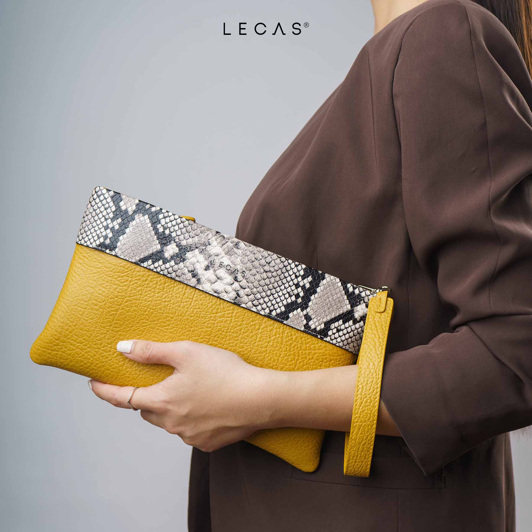 Clutch Da Mềm LUNAR Sắc Vàng Phối Họa Tiết Trăn