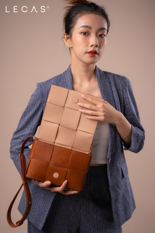 Túi Đeo Chéo BOTT210 Màu Nâu Đậm Vachetta