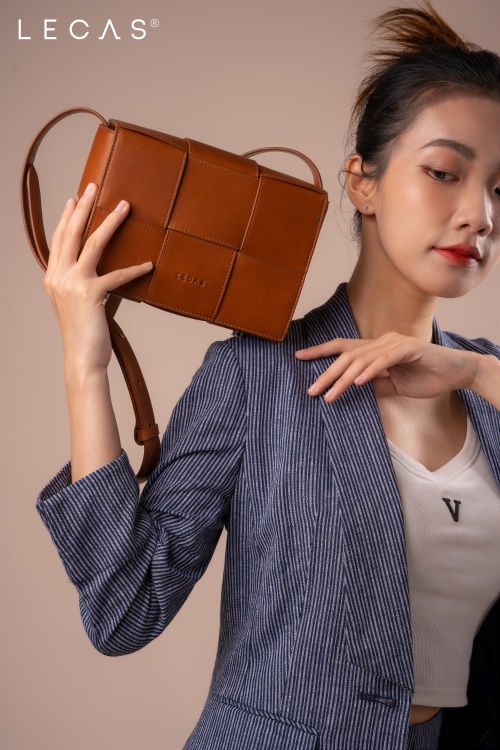 Túi Đeo Chéo BOTT210 Màu Nâu Đậm Vachetta