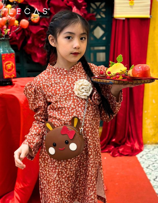 Bé gái mặc dáo dài, đeo KID THỎ NÂU