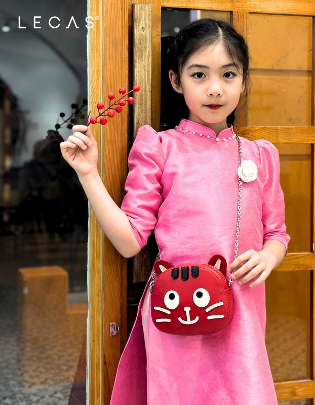 Bé gái đeo KID mặc áo dài Tết