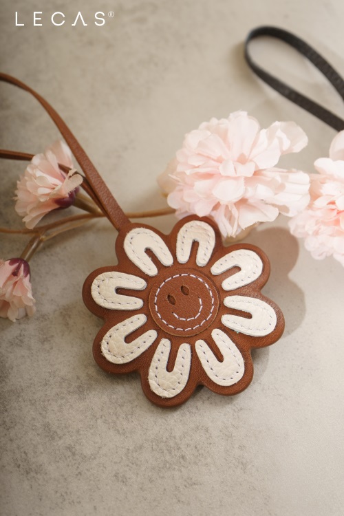 Charm Chúm Chím màu Trắng Ft Nâu Mộc