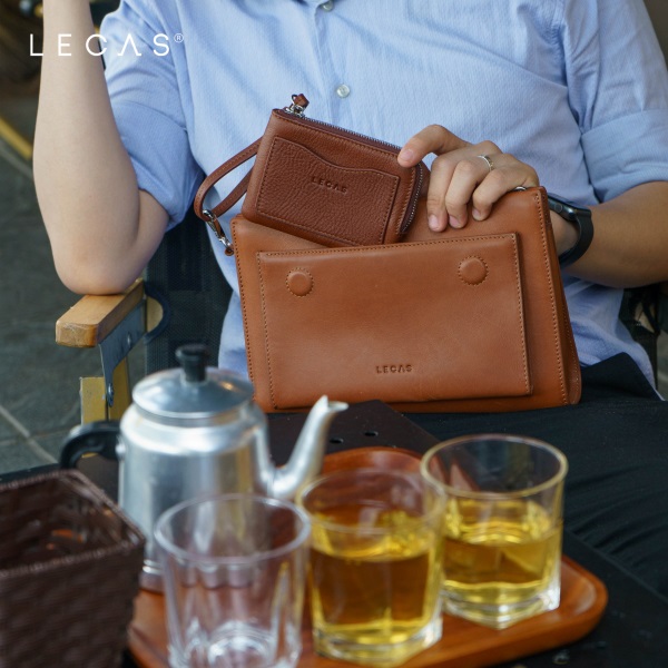 Ví Đựng Thẻ/Cầm Tay C Nhỏ nâu kết hợp cùng túi da ROBOT cùng tone