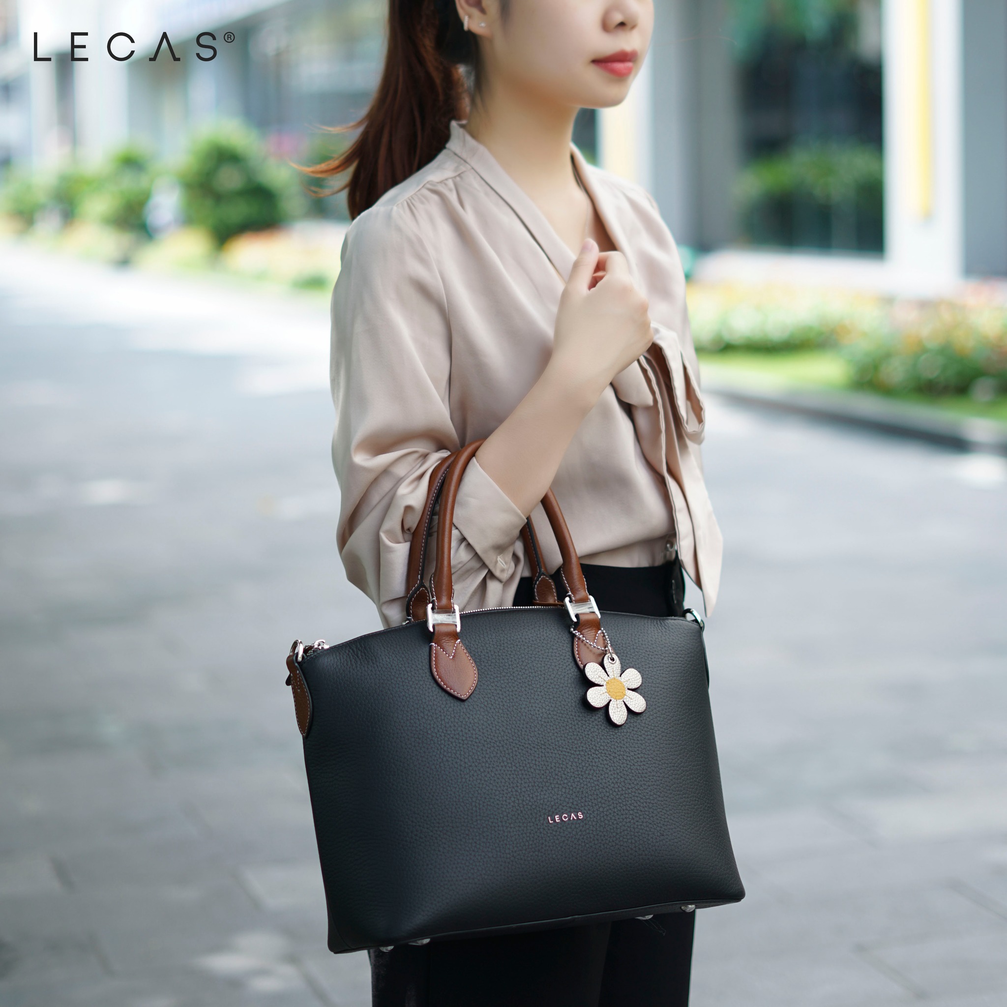 CHARM HOA CHỊ kết hợp cùng dáng túi công sở