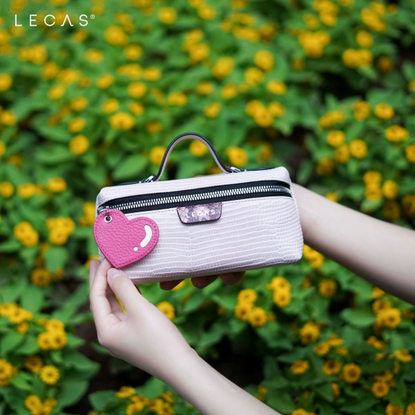 Móc Chìa Khoá TIM được thiết kế hai mặt, linh động phối với nhiều màu nền, nhiều kiểu dáng túi xách