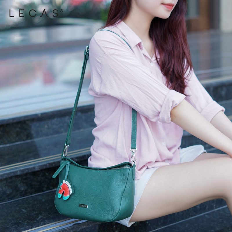 Charm Mã Màu Đỏ Phối Xanh Trên Chiếc Túi Pony Em