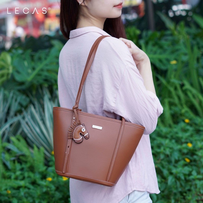 Charm Mã Màu Nâu Mộc Trên Chiếc Túi Gió