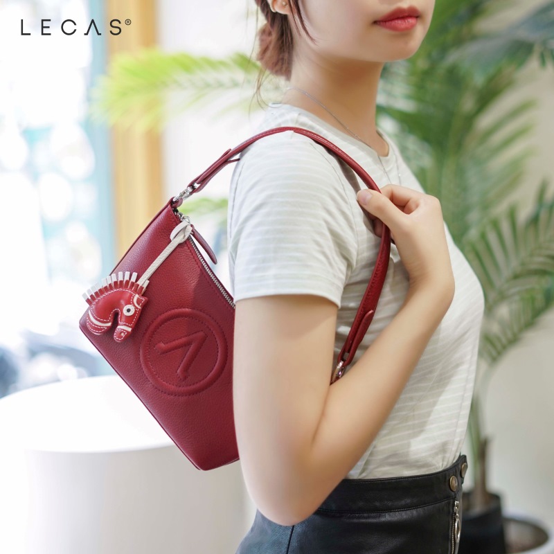 Charm Mã Màu Đỏ Trên Chiếc Túi An Bình