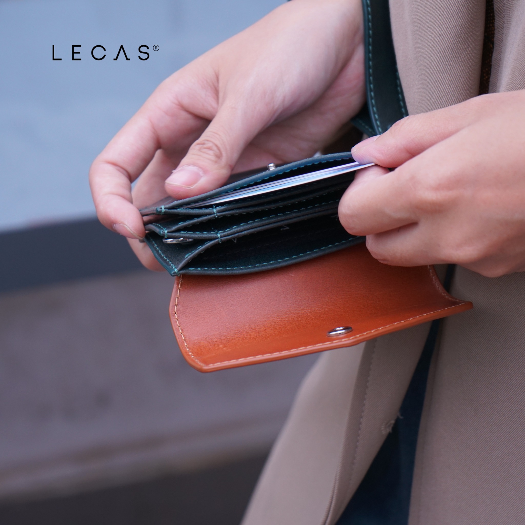 Thiết kế KISSY chia ba ngăn tách biệt, giúp việc để đồ gọn gàng hơn