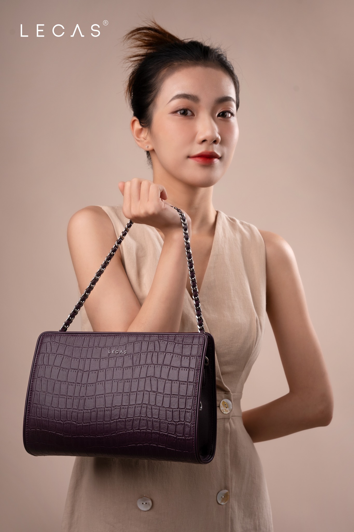 Dây đeo xích thời thượng, trở thành điểm nhấn cho phong cách thời trang hiện đại