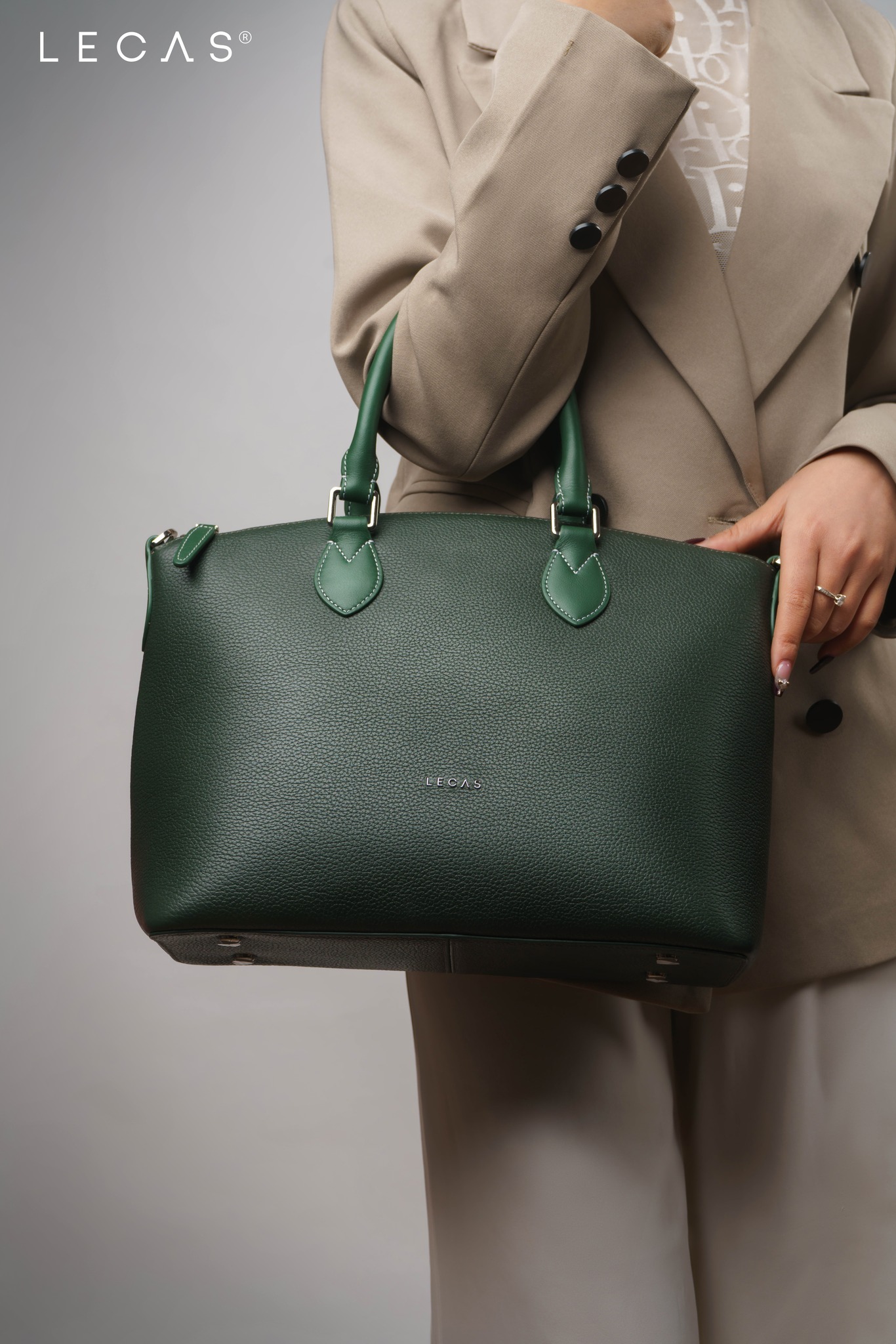 Túi Xách Tay/Đeo Chéo THANH mang sắc xanh rêu là sự lựa chọn độc đáo, vừa phá cách nhưng vẫn giữ được tính thanh lịch