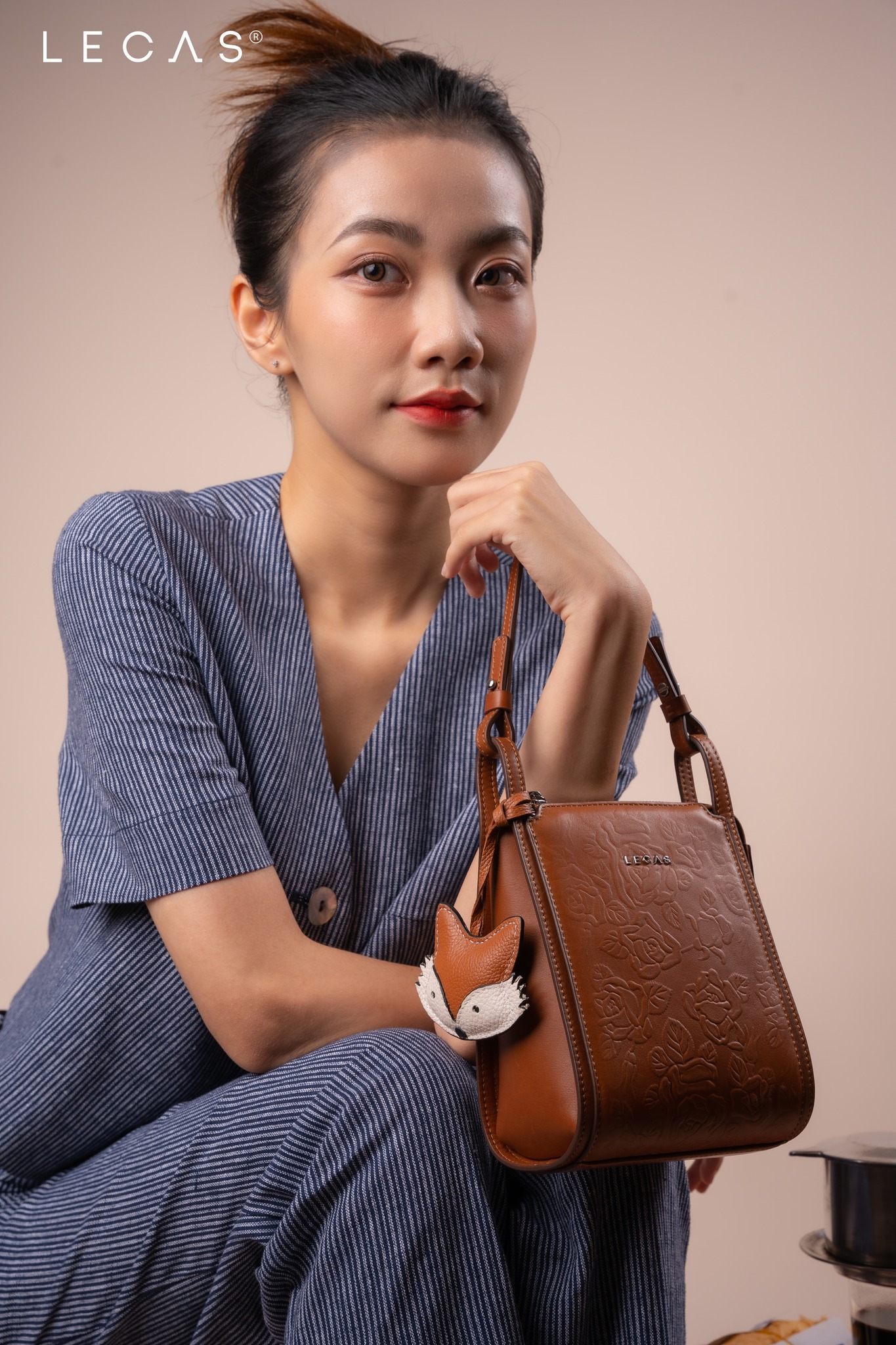 Túi Điện Thoại MANGO mang sắc nâu họa tiết cổ điển