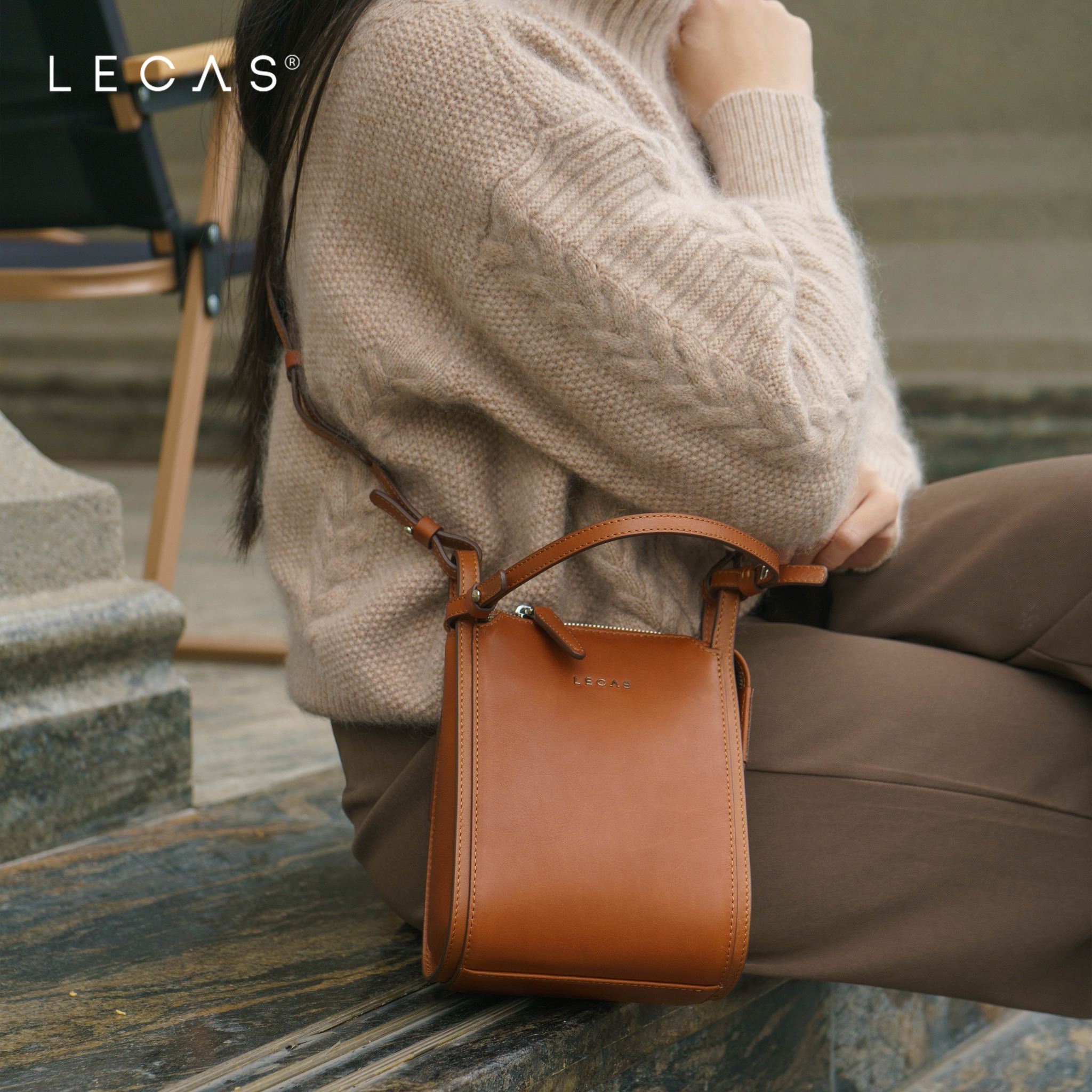 Tone nâu ấm áp, mộc mạc là sự lựa chọn hàng đầu khi phối Túi Điện Thoại MANGO với trang phục mùa đông