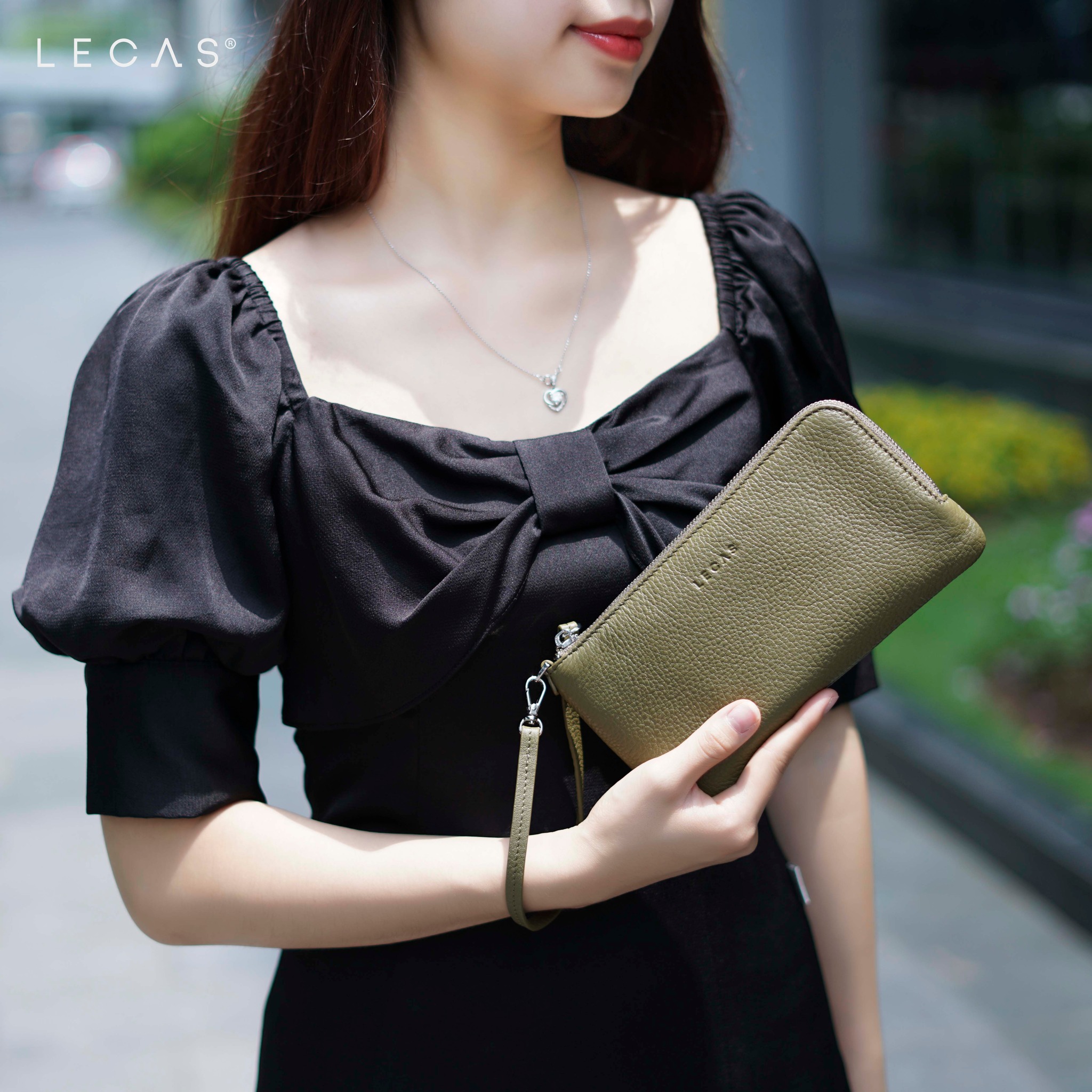 Clutch Da Mềm C_Clutch gây ấn tượng bởi chất liệu da lớp một bền bỉ