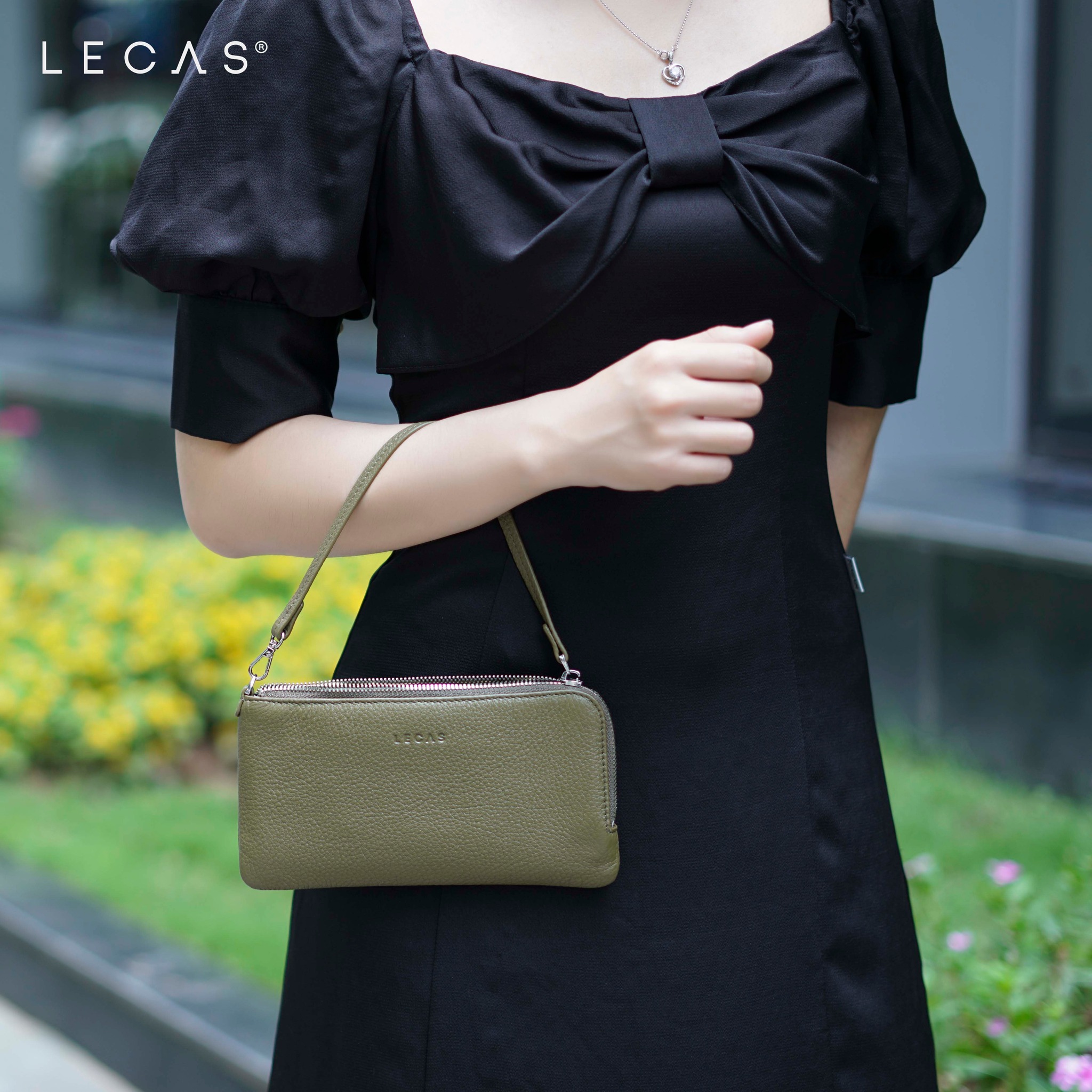 Clutch Da Mềm C_Clutch có thiết kế đeo quay, xách tay linh động