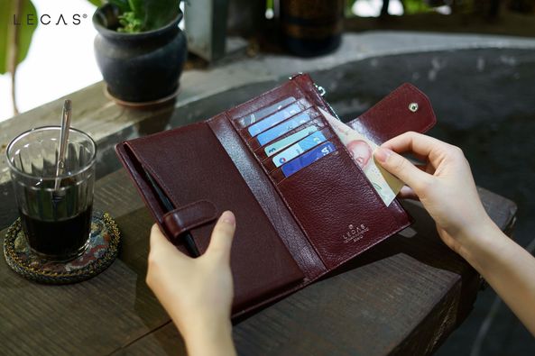 Ví Cầm Tay LỘC với thiết kế ngăn tiện dụng, an toàn