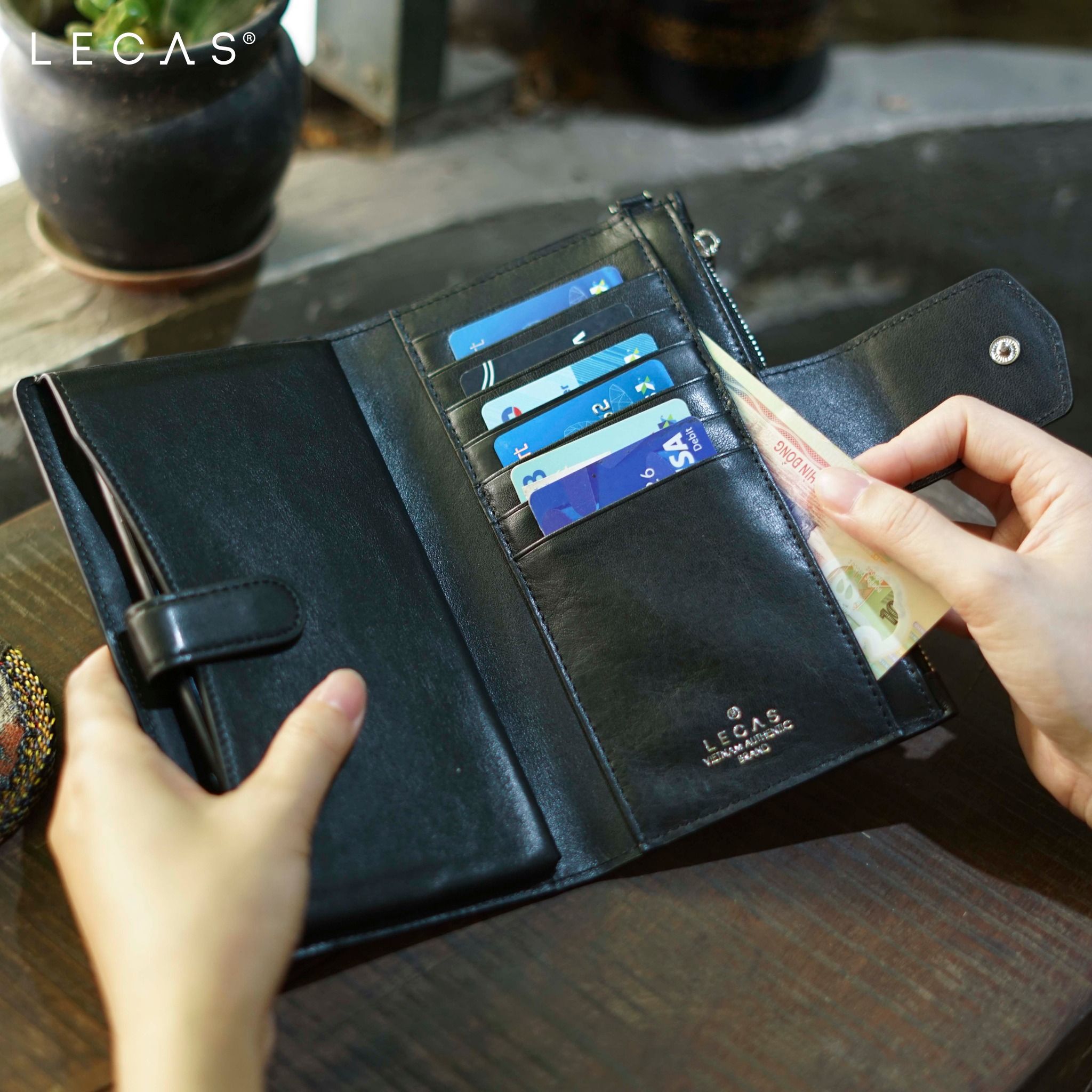 Ví Cầm Tay LỘC đựng vừa tiền, giấy tờ cơ bản và có quai lồng tay