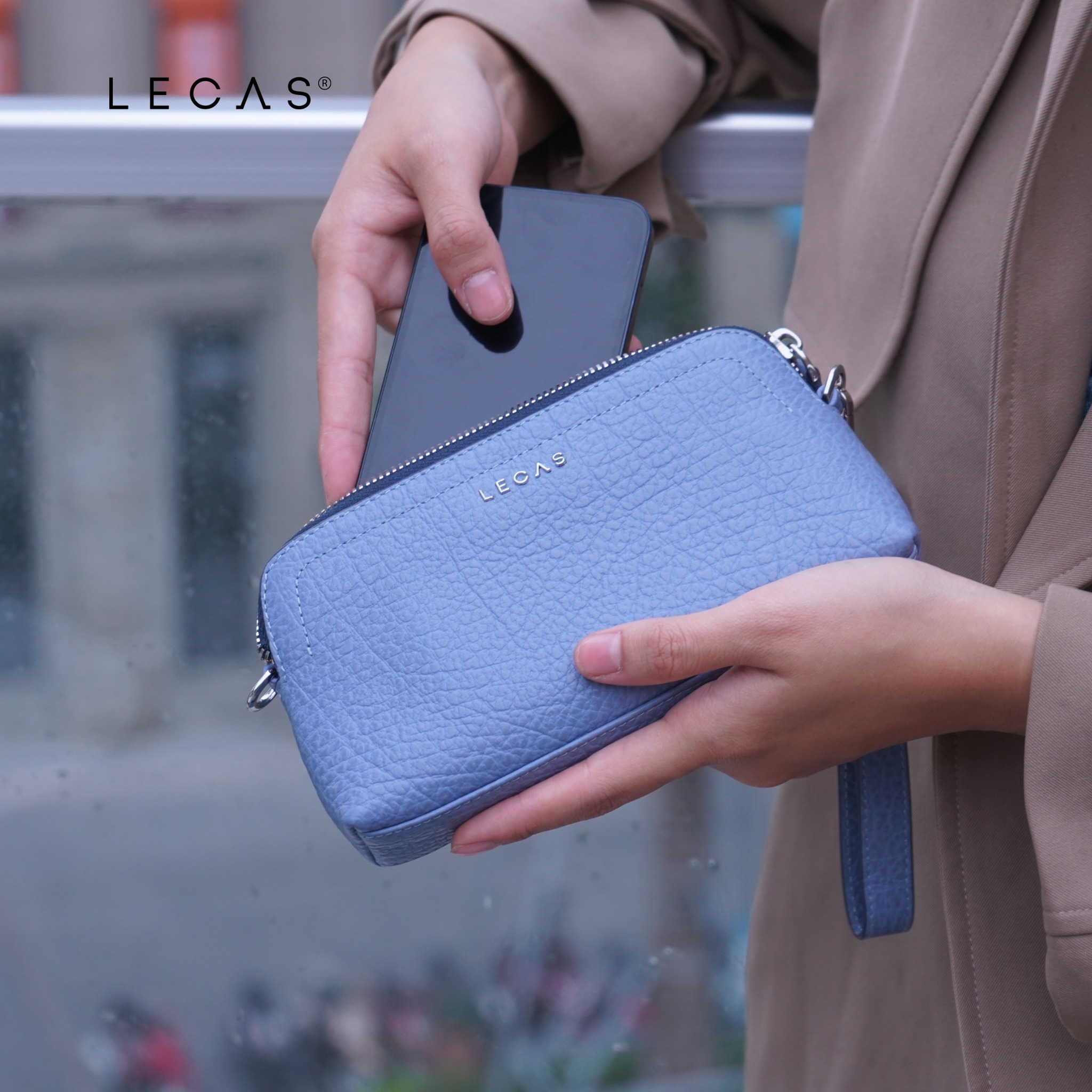 Chỉ với một chiếc Clutch Da Mềm SON bạn có thể thoái mái ra đường