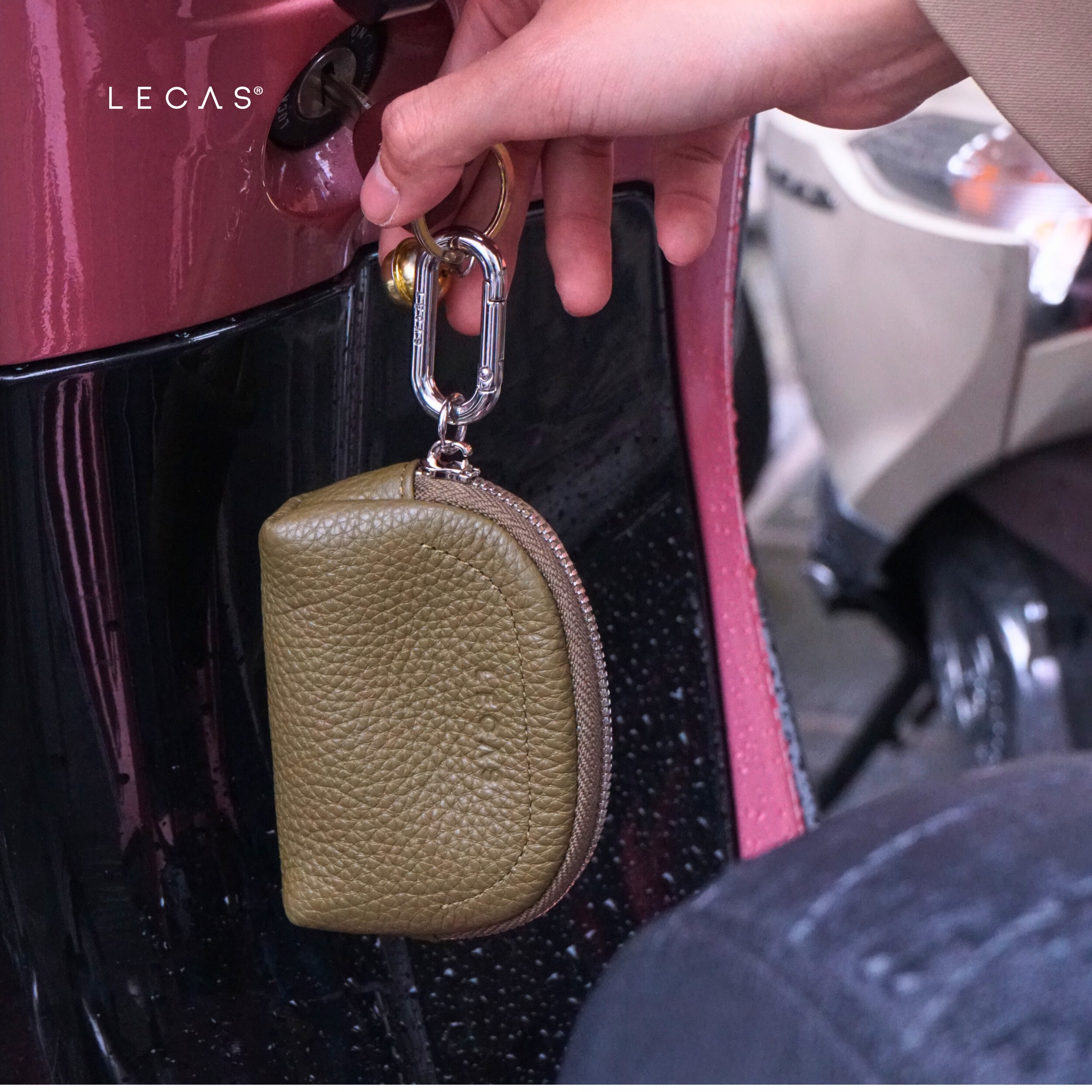 Kích thước Ví Treo Chìa Khóa TINY nhỏ gọn, treo trên khóa xe hoặc nằm gọn trong túi xách