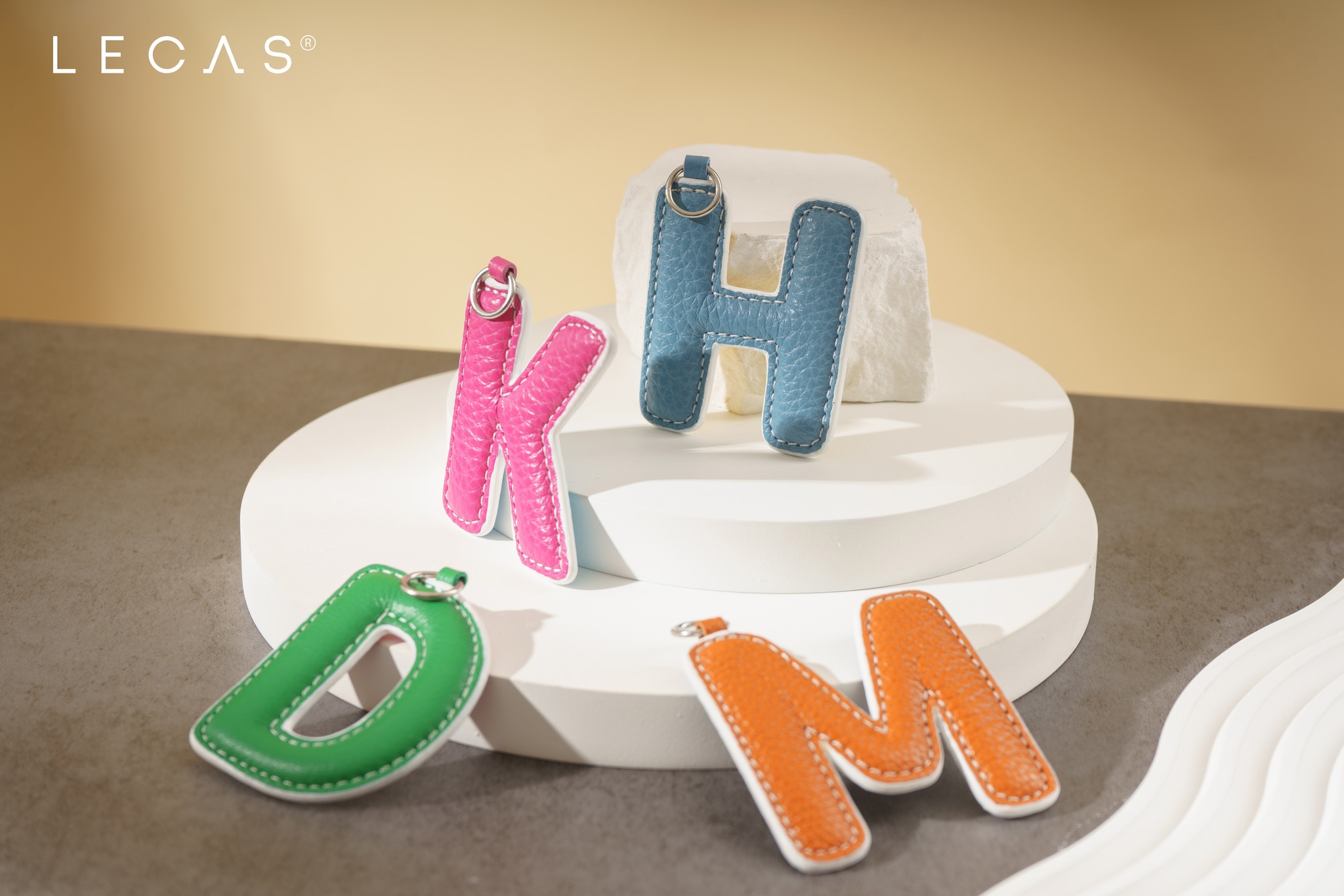 Charm Chữ với thiết kế nhỏ bé nhưng cầu kỳ, tỉ mỉ