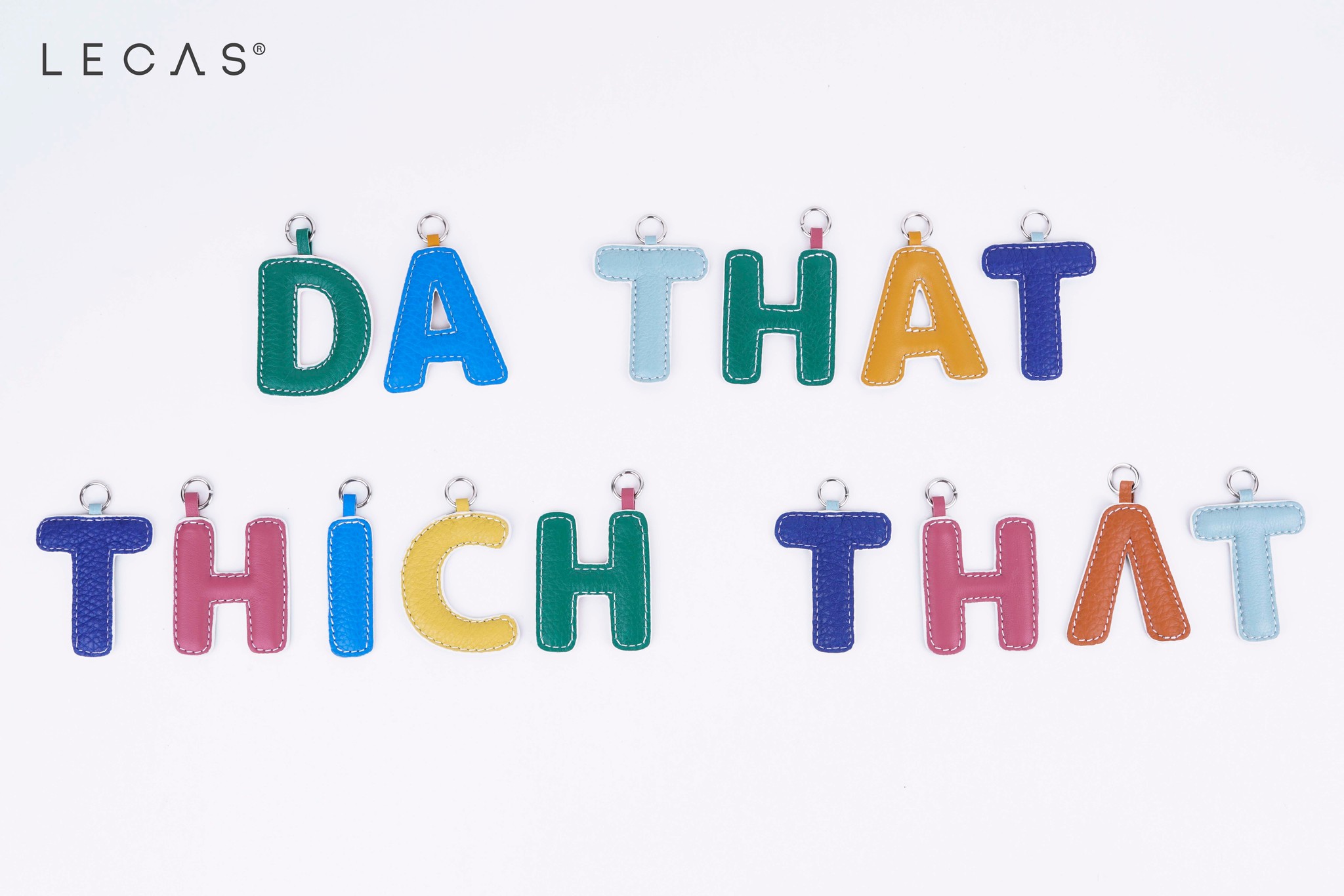 Charm Chữ có đầy đủ các chữ cái với hai lớp da hai mặt tương ứng với hai màu sắc