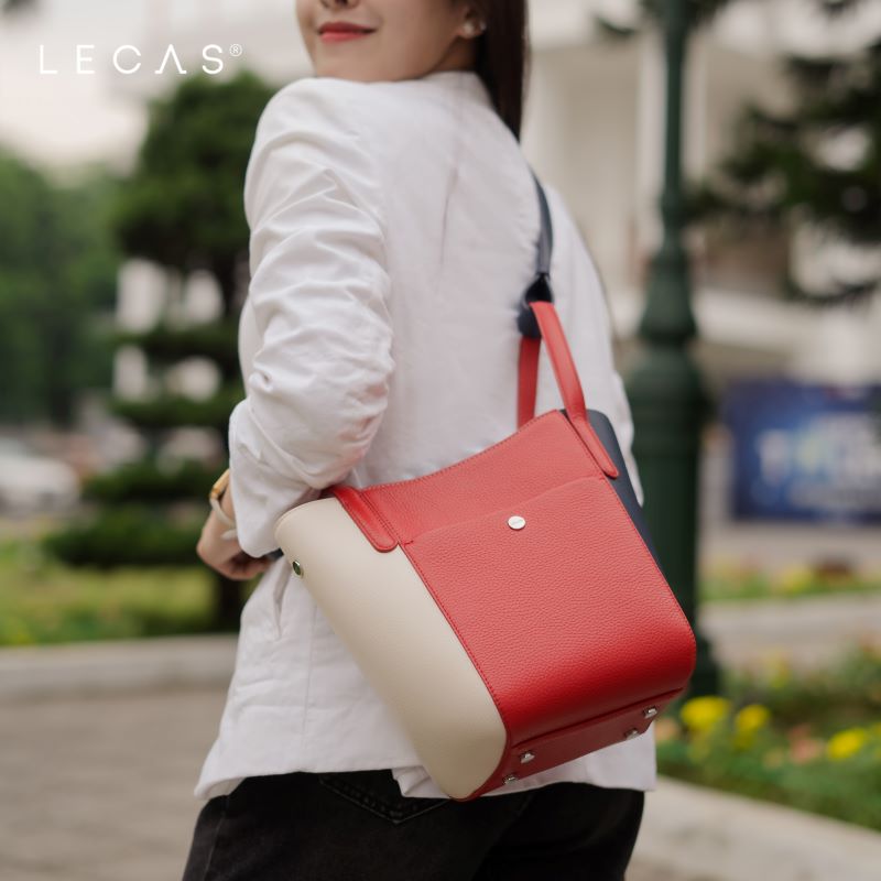 Đúng như tên gọi phối màu Sporty khiến Xanh lá Hami - sắc màu gắn liền với thợ da LECAS trở lại trong BST Túi Đeo Vai/Xách Tay ĐÔNG mang tinh thần khỏe khoắn, năng động