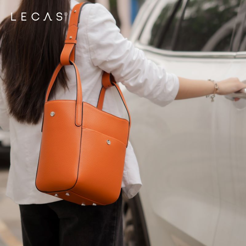 Sắc cam nổi bật - một gợi ý cho mùa hè với những chuyến vi vu đầy nắng gió