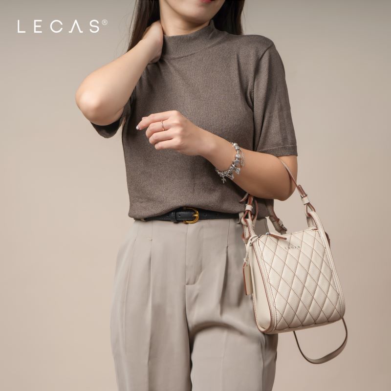 Túi xách MANGO CARO sắc trắng kem phối chỉ nâu, đây là sáng tạo dựa trên cảm hứng từ hương vị Vanilla ngọt ngào