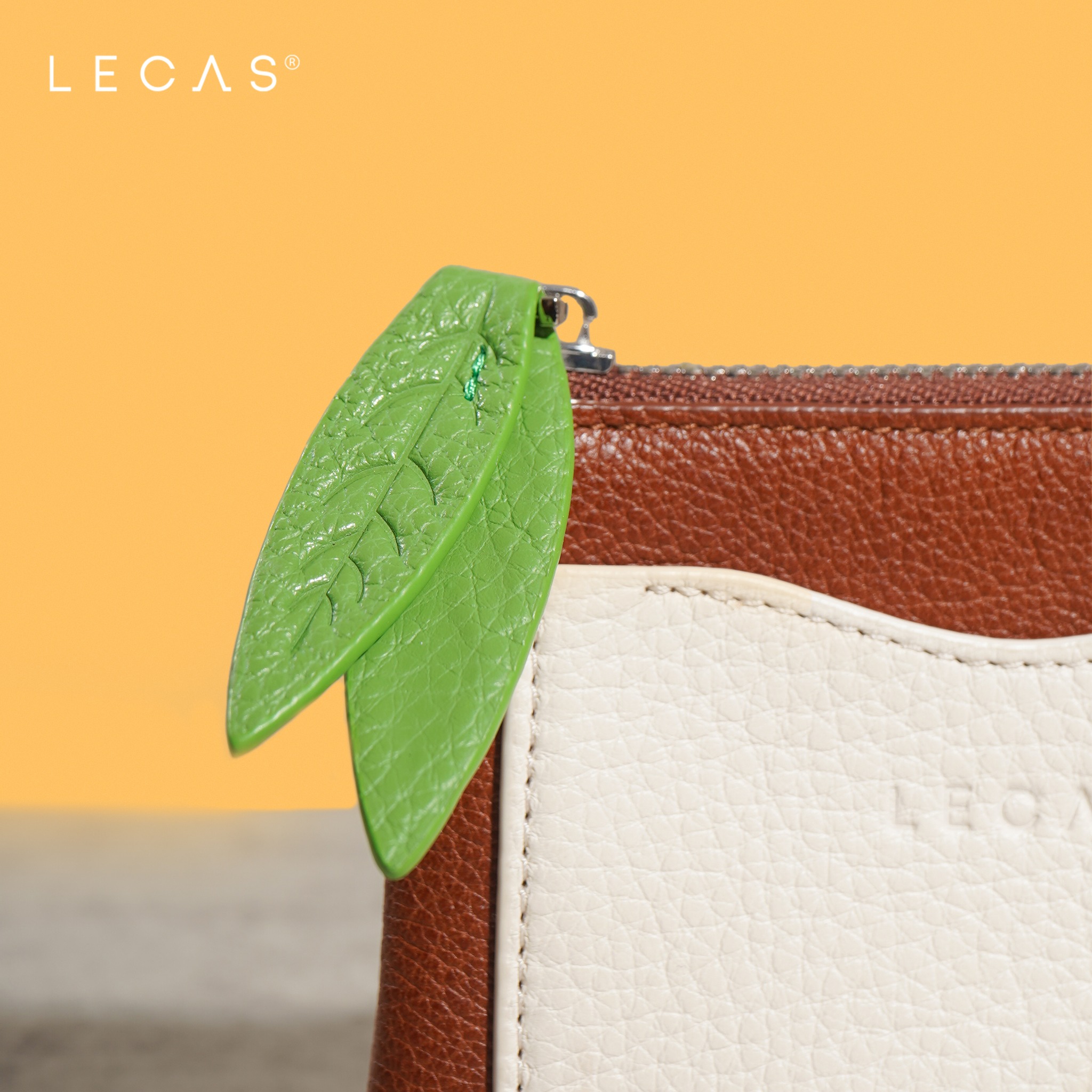 Tai khóa LÁ LÀNH phối màu sặc sỡ, trở thành điểm nhấn cho mỗi chiếc túi xách