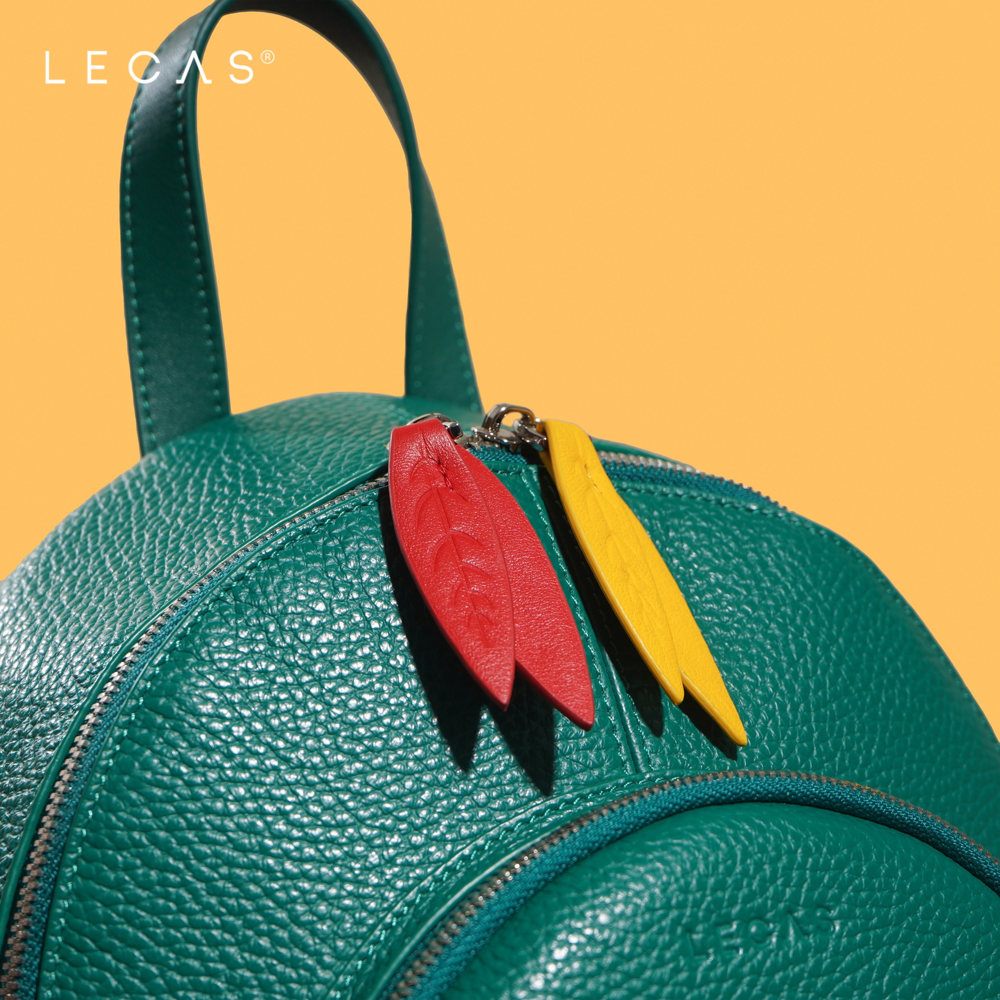 Tai khóa LÁ LÀNH phối màu sặc sỡ, trở thành điểm nhấn cho mỗi chiếc túi xách