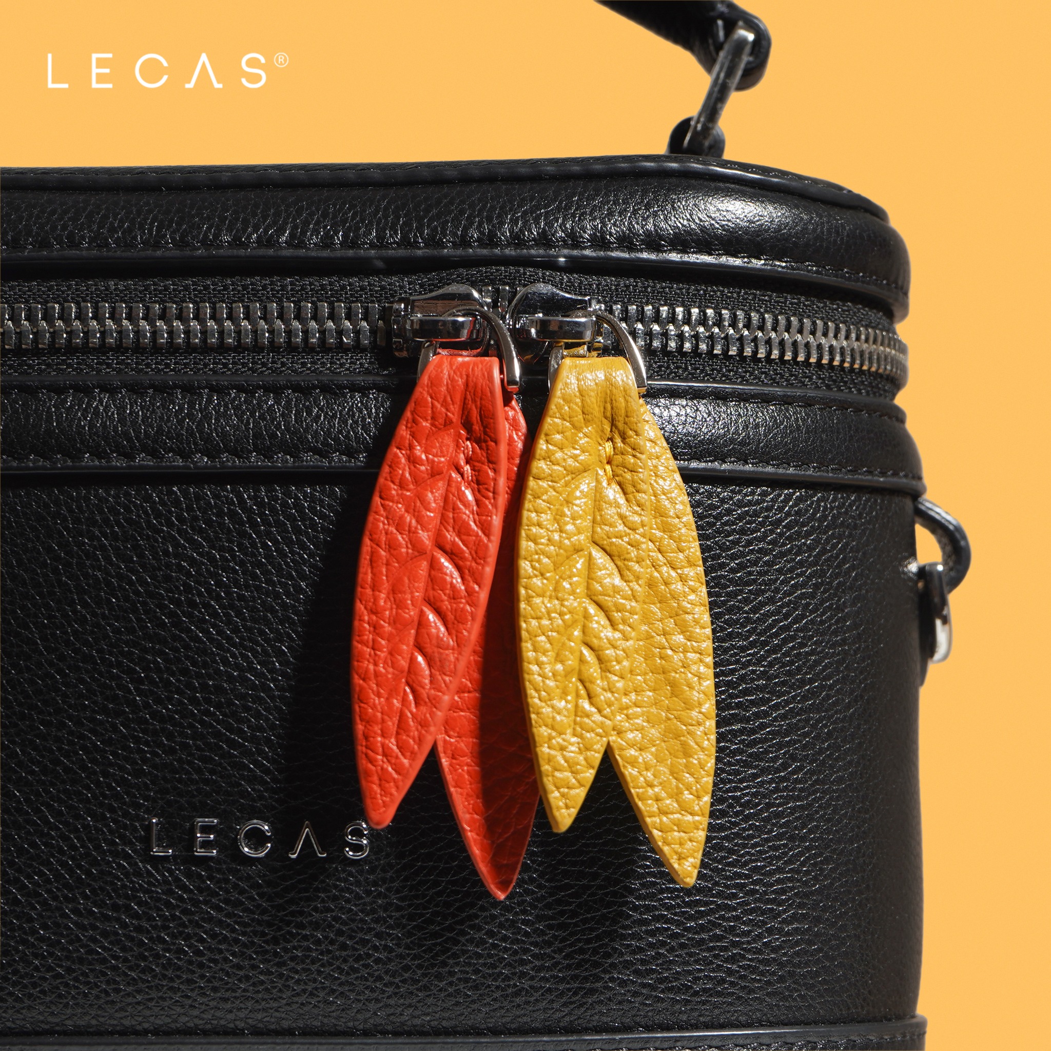 Tai khóa LÁ LÀNH phối màu sặc sỡ, trở thành điểm nhấn cho mỗi chiếc túi xách