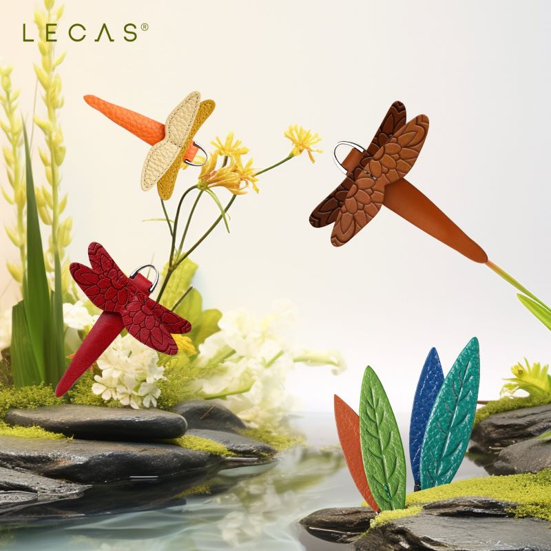 Tai khoá Cánh Chuồn phối màu sặc sỡ, tạo điểm nhấn cho túi/ví