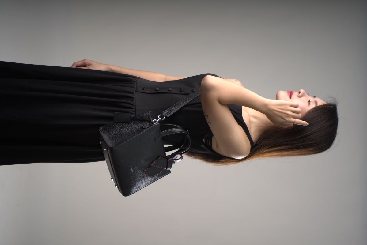 Túi Xách Tay/Đeo Vai DUDU S có thiết kế chia ngăn, giúp bạn đựng đồ đạc gọn gàng