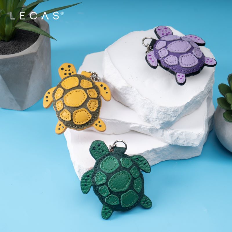 Charm RÙA  được tạo nên với đa dạng sắc màu để bạn thoải mái phối màu với bộ sưu tập túi của mình