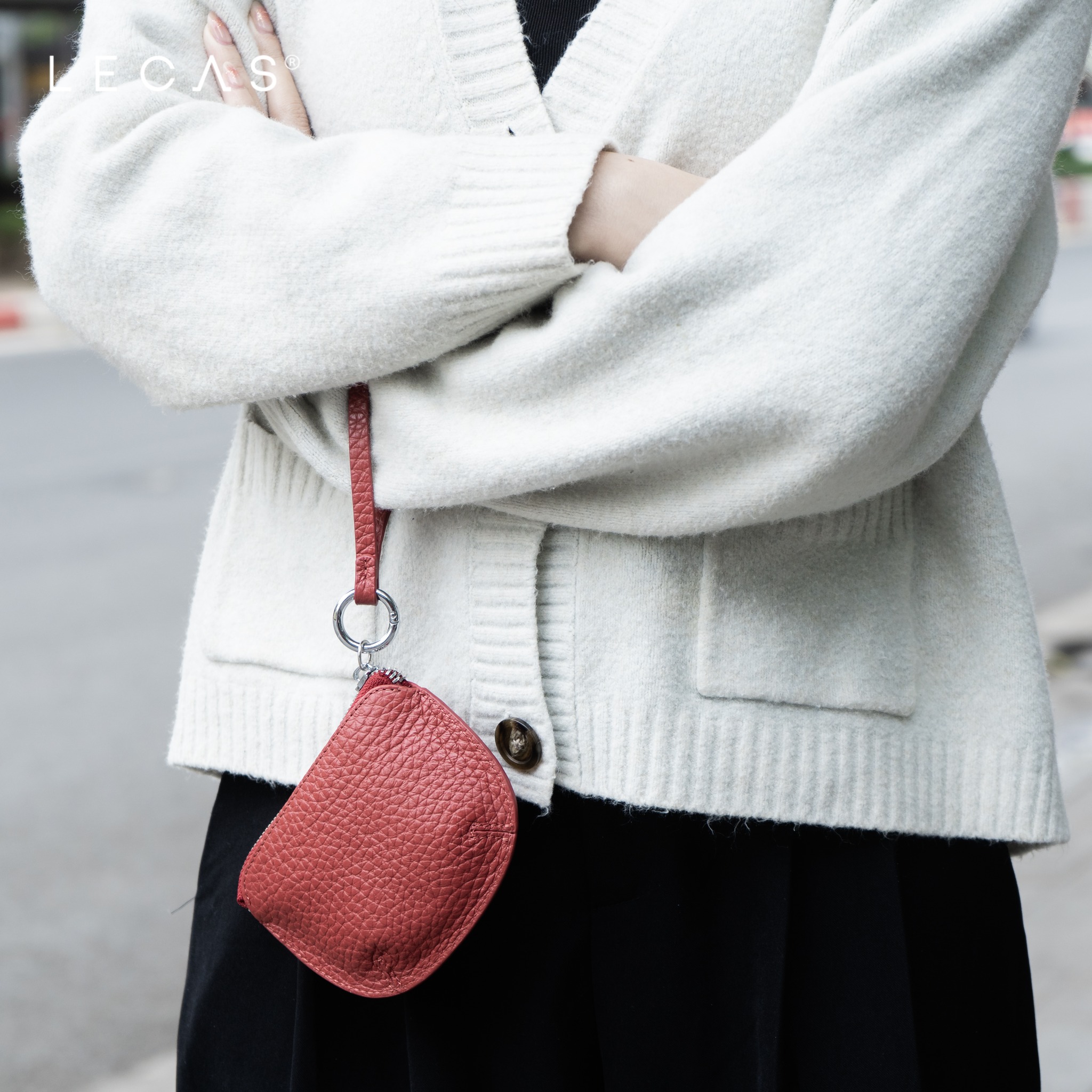 Ví POKO vừa đựng được tiền lẻ, chìa khóa xe, thẻ nhà, thỏi son, những món đồ be bé