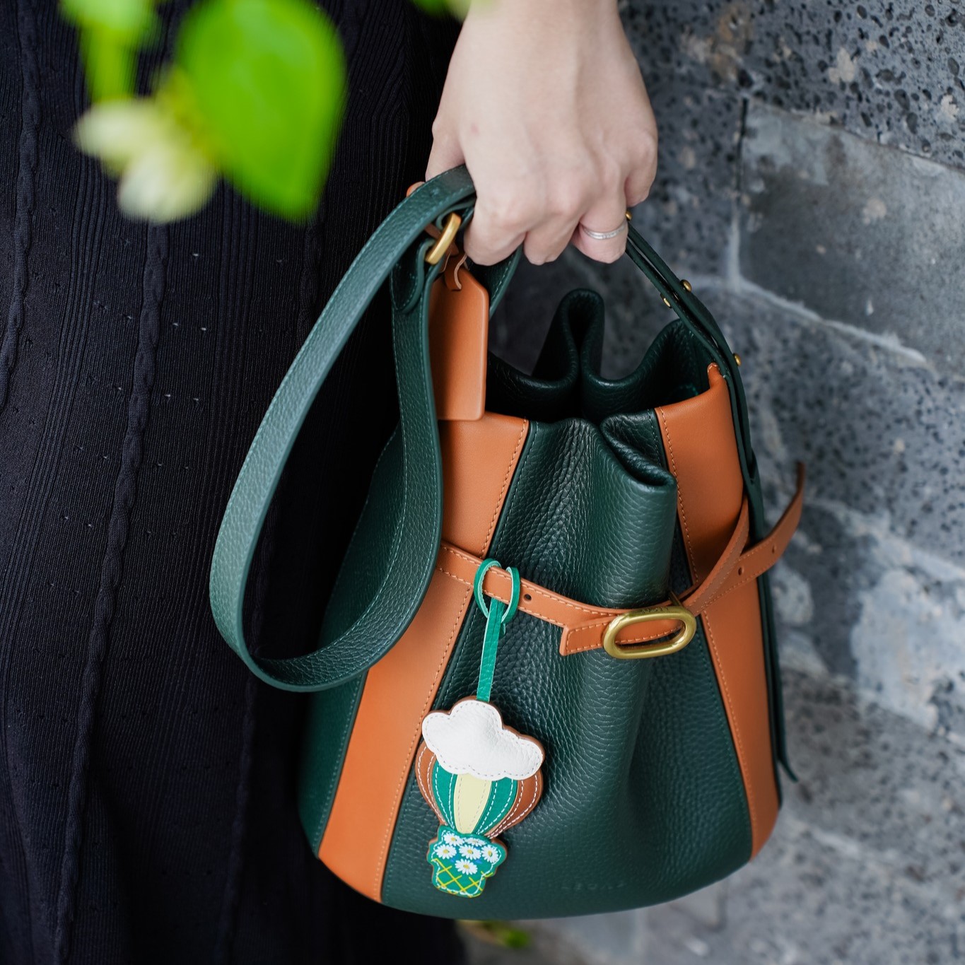 TÚI DIỄM với các phối màu cá tính giúp bộ trang phục trở nên ấn tượng