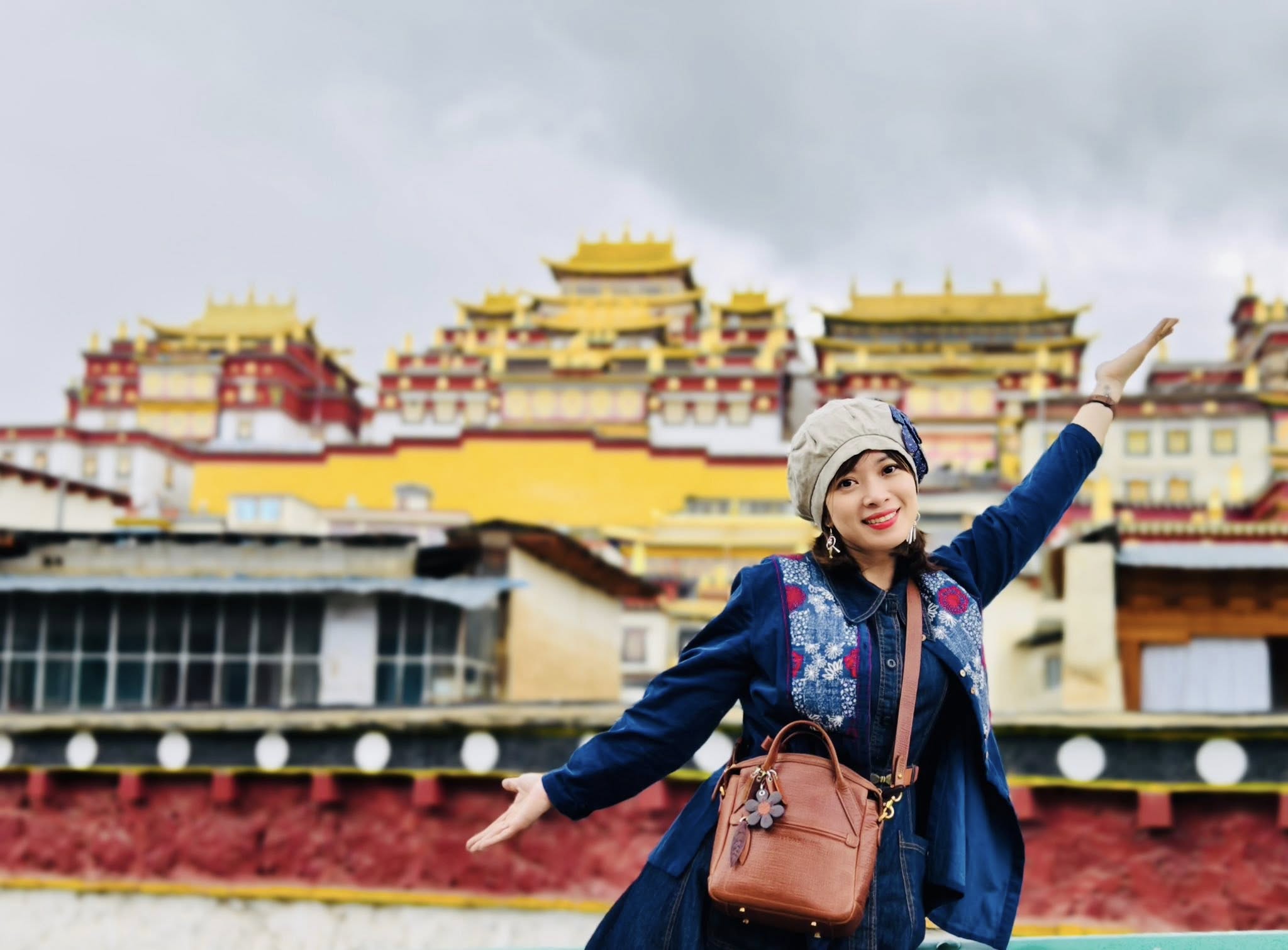 Đeo chéo cá tính, MARIS da bò nâu đồng hành cùng nàng khám phá những chân trời văn hóa rực rỡ