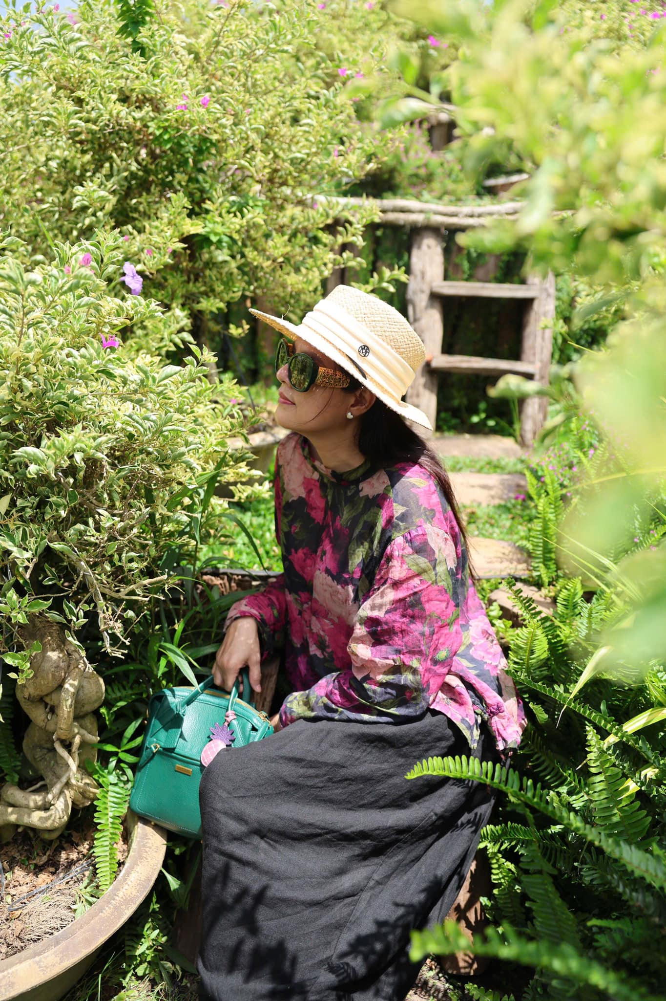 MARIS xanh lục khoe trọn chất da óng dẻo dưới ánh nắng vàng, tôn lên nét cá tính phóng khoáng của người mặc