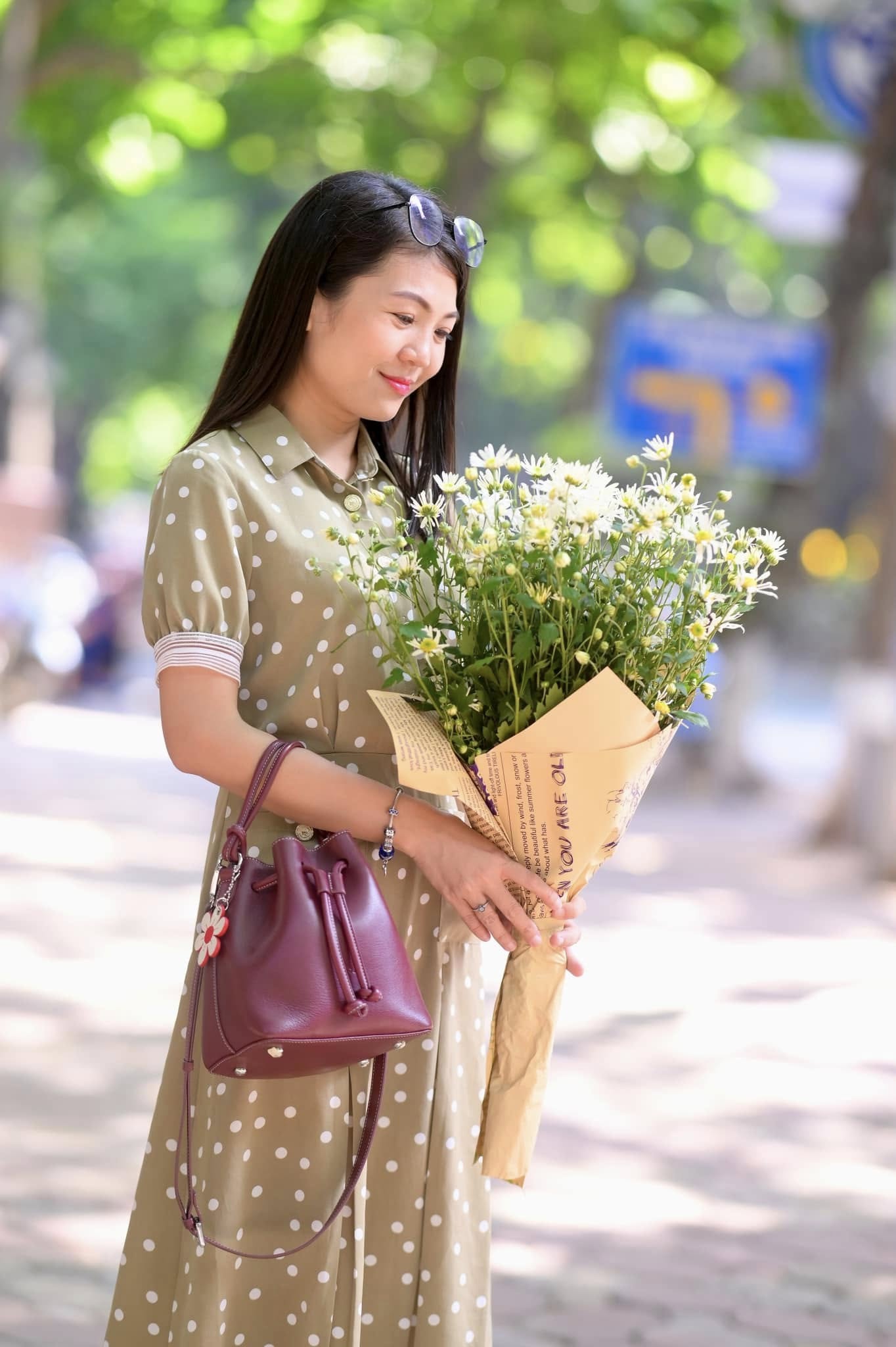 Túi Bucket Cúc Nhí với gam màu tím hồng mang vẻ mềm mại, tôn lên nét nữ tính của khách hàng