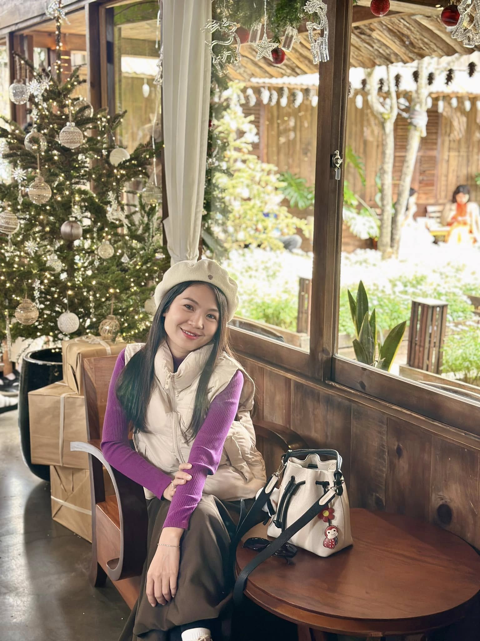 Túi Bucket Cúc Nhí với gam màu trung tính, trẻ trung, dễ dàng kết hợp cùng nhiều outfit và phù hợp cho nhiều dịp