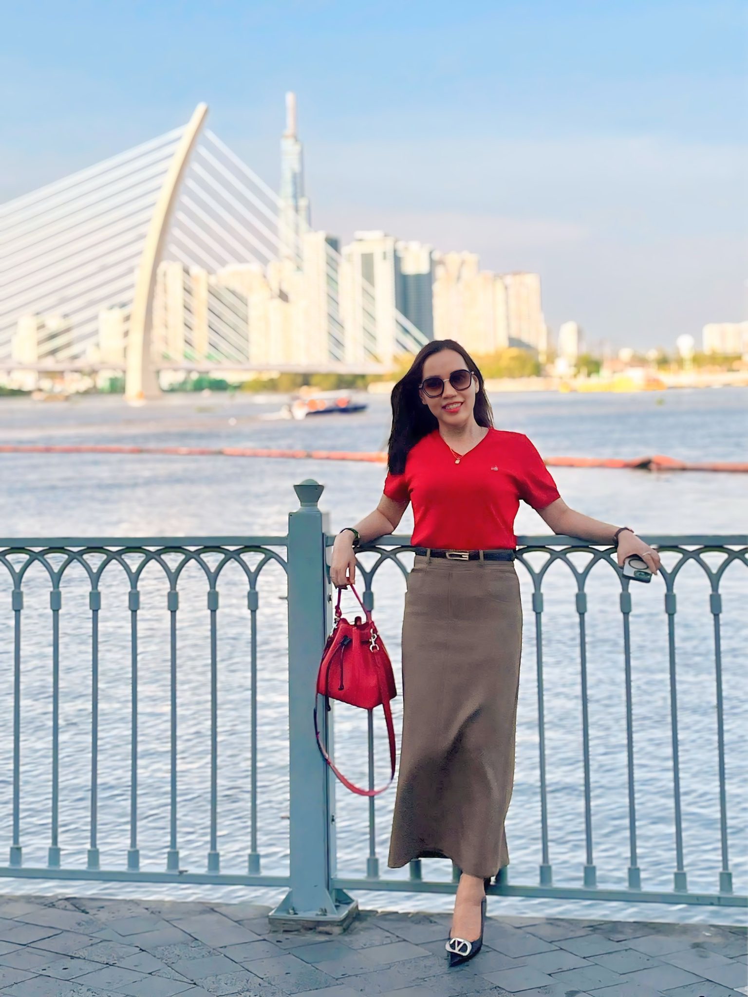 Túi Bucket Cúc Nhí với sắc đỏ rực rỡ, phối ton-sur-ton cùng outfit, giúp tổng thể thêm nổi bật