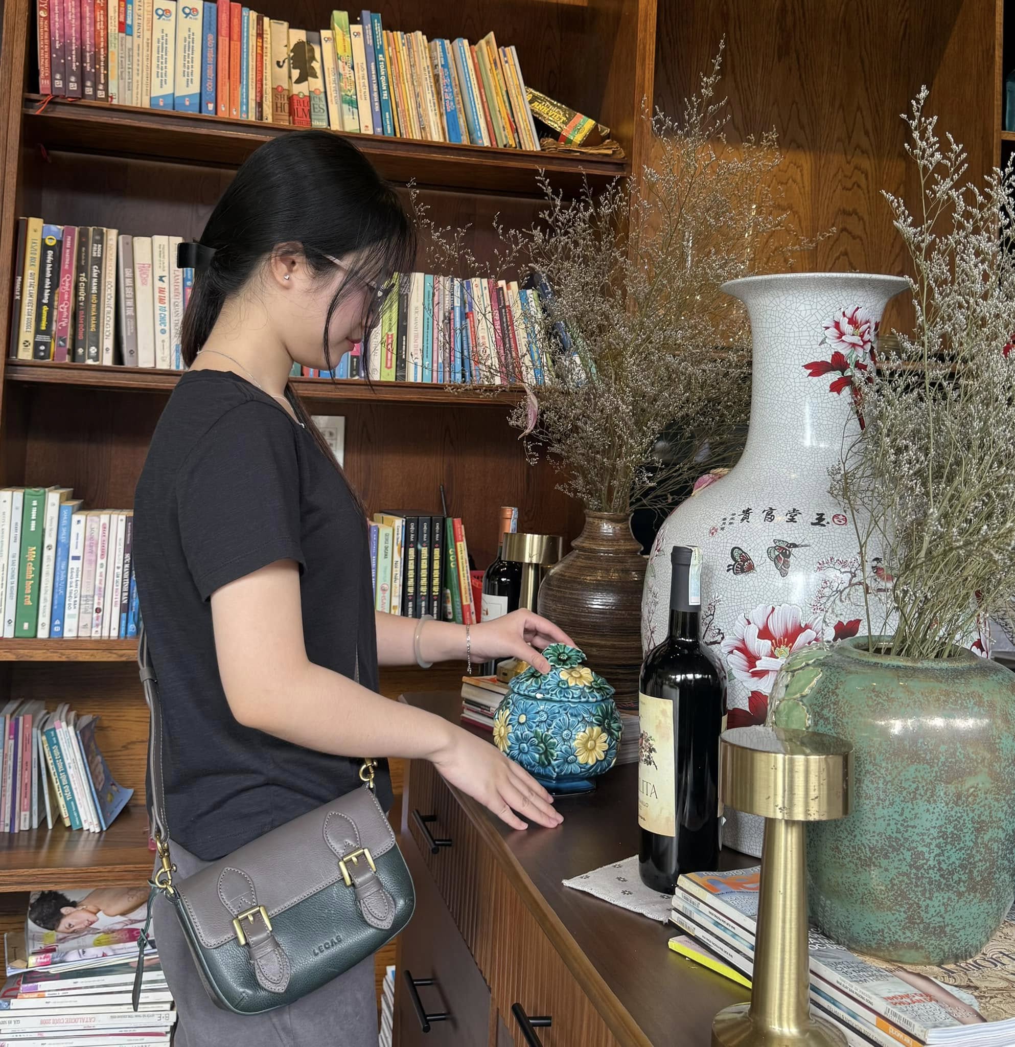 Gam màu phối lạ mắt từ túi HỌC TRÒ mang đến nét cổ điển, giúp set đồ thường ngày trở nên có gu hơn