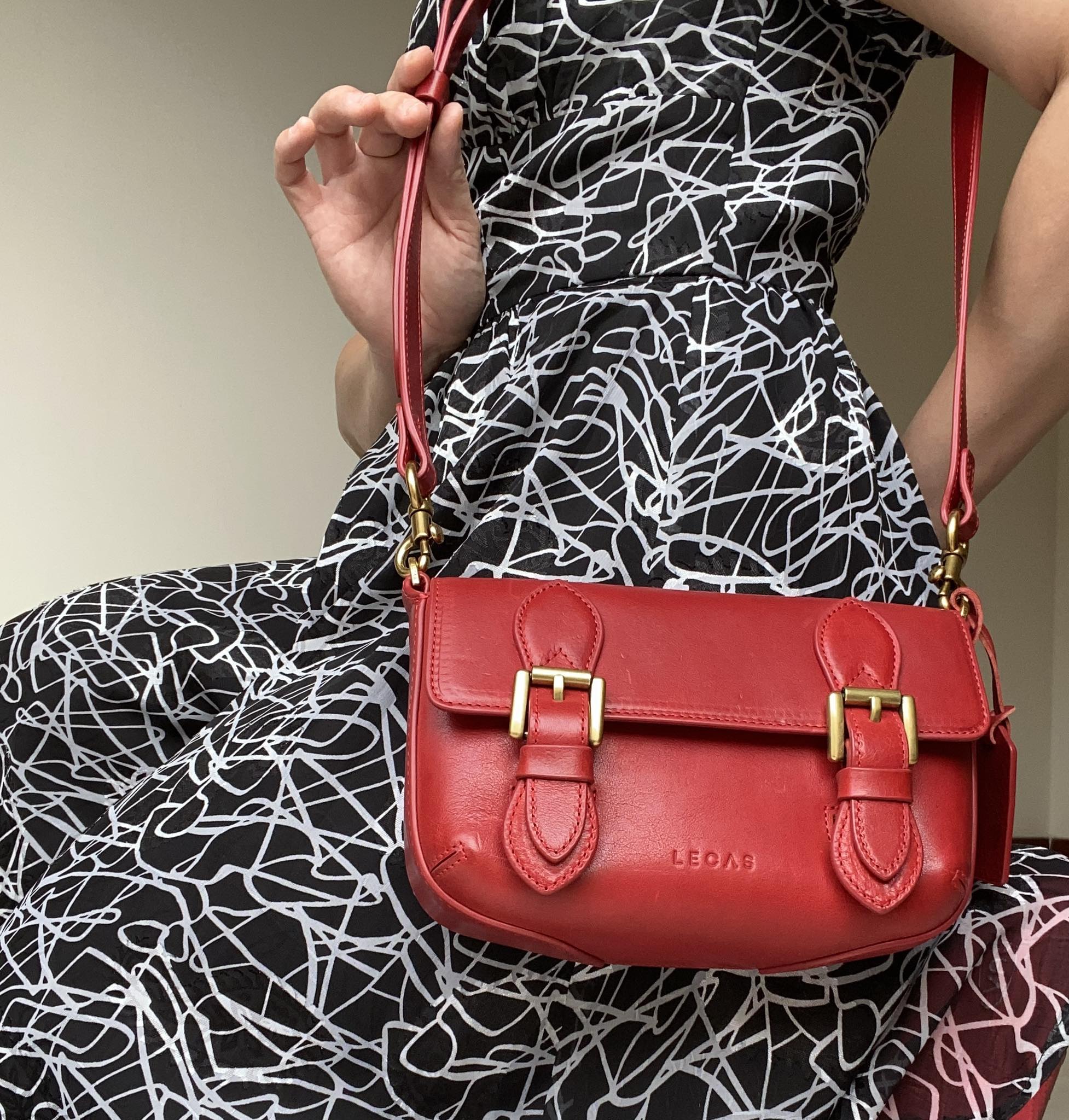 Túi HỌC TRÒ màu đỏ khoe trọn vẻ đẹp của chất da đanh dẻo cùng chi tiết khóa bấm vàng cổ sang trọng