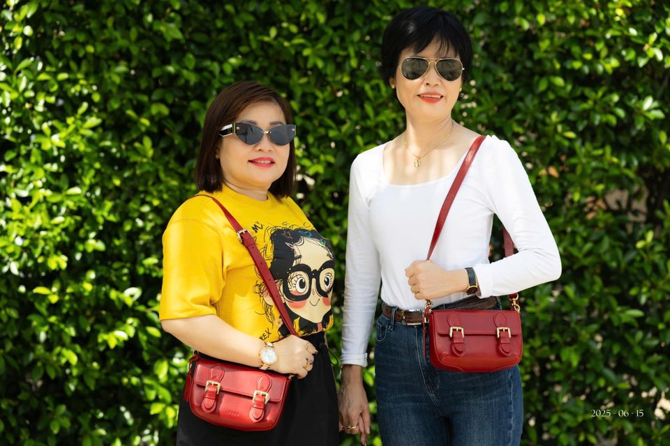 Outfit thường ngày đều trở nên nổi bật hơn khi kết hợp cùng túi HỌC TRÒ mang sắc đỏ cuốn hút