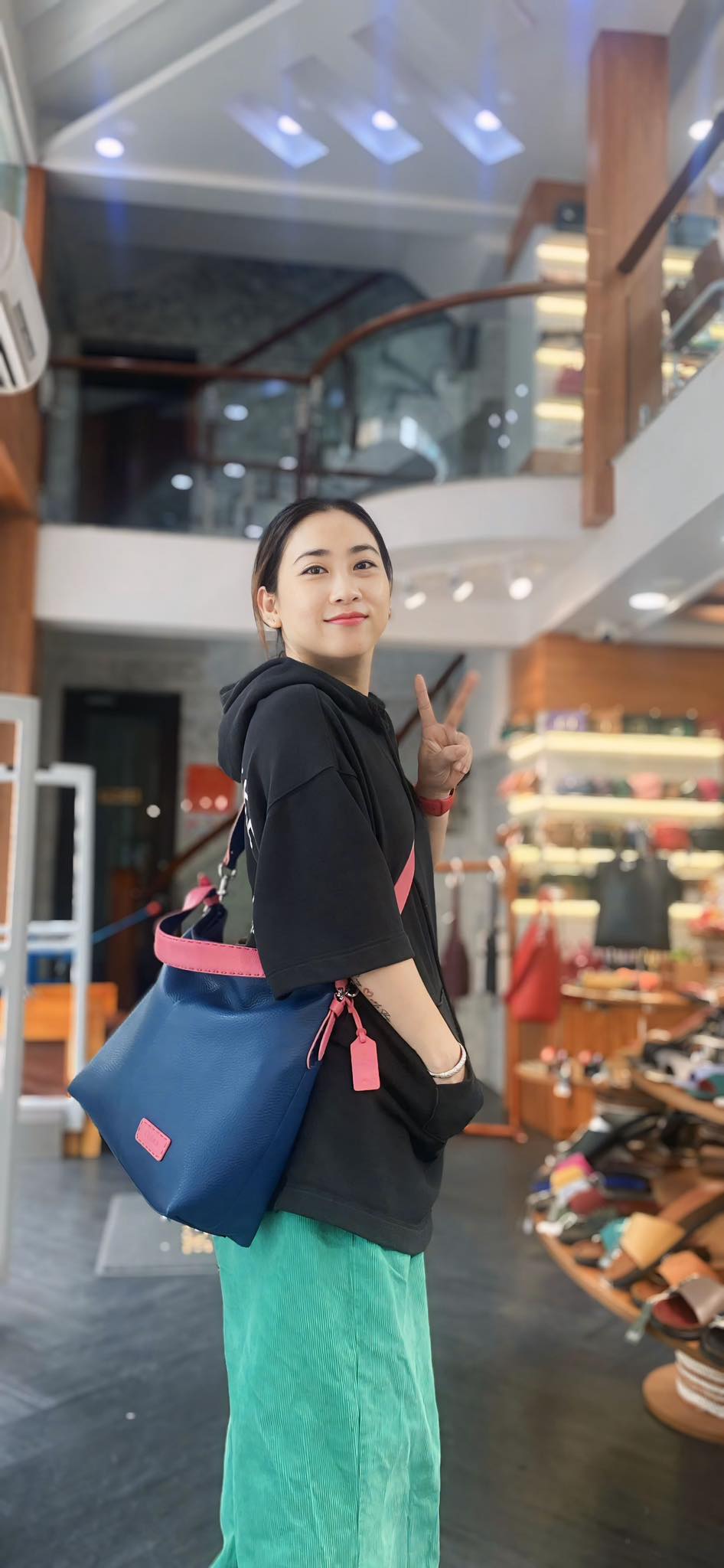 Túi Xách Sam được tận dụng tối đa vẻ năng động và trẻ trung khi kết hợp với những outfit bụi bặm