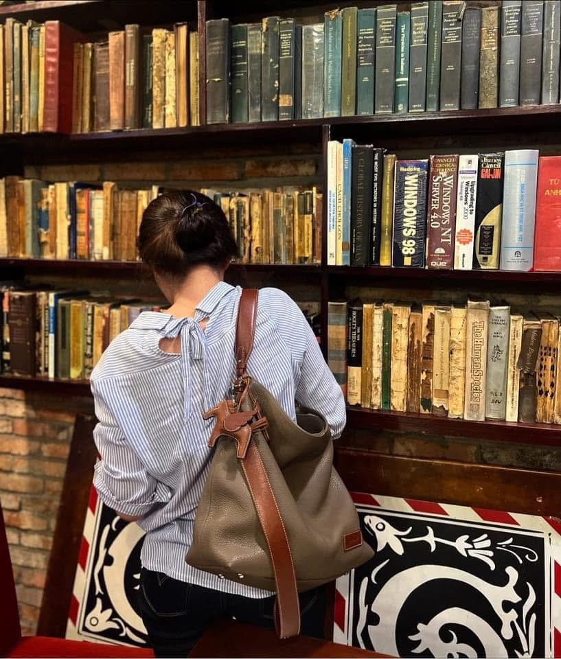 Túi Xách Sam nâu xám mang vẻ vintage, cổ điển nhưng vẫn có nét hiện đại, kết hợp được với nhiều loại outfit