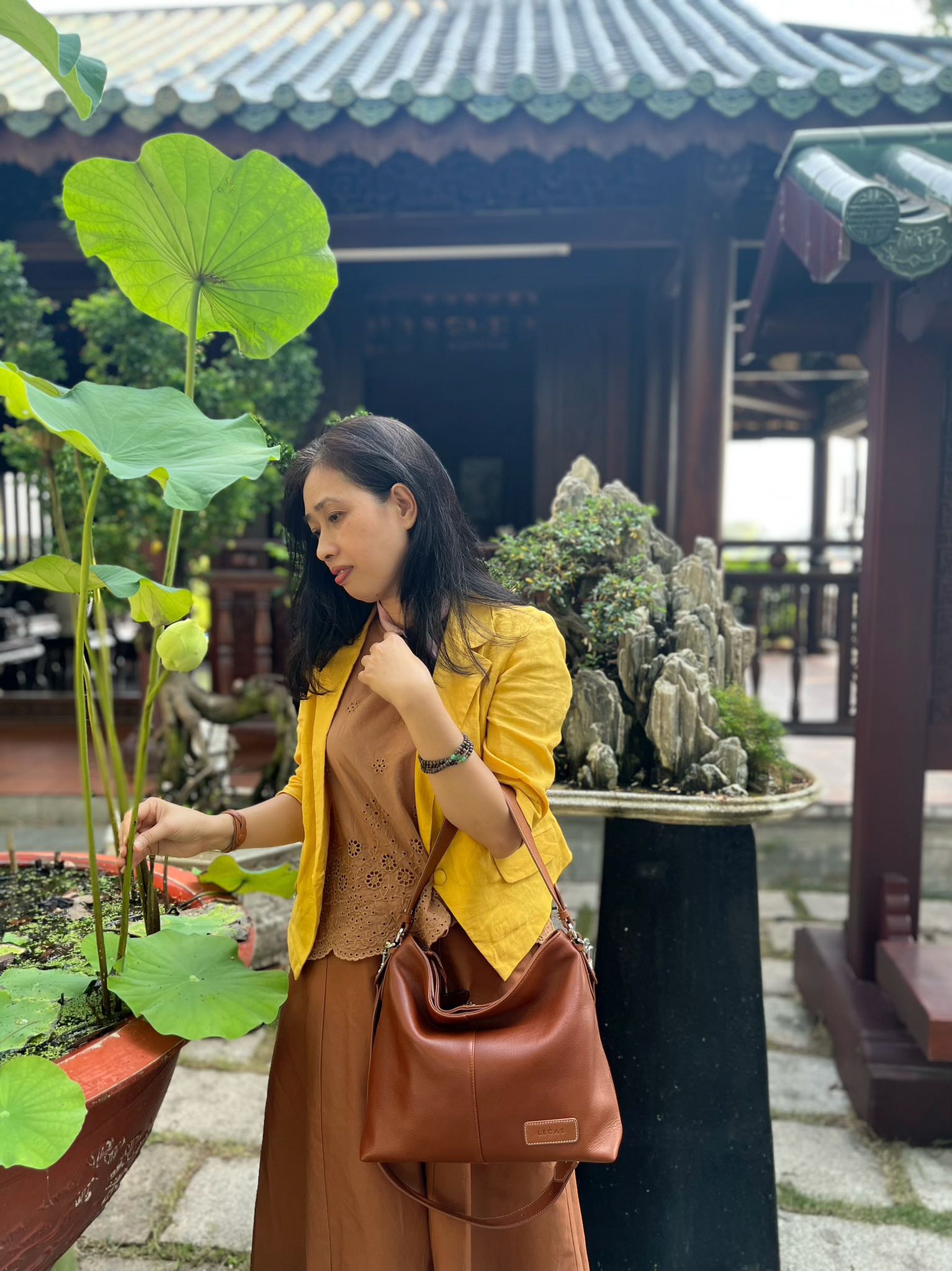 Túi Xách Sam với màu nâu da bò kinh điển luôn là lựa chọn phù hợp trong mọi tình huống